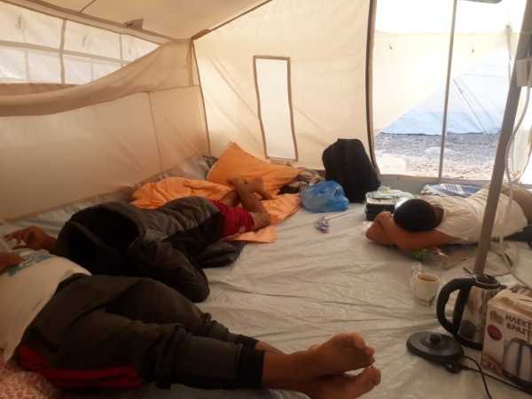 Menschen schlafen am Boden in einem Zelt im Flüchtlingslager auf Kara Tepe auf Lesbos
