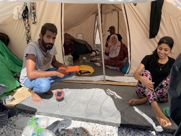 Flüchtlinge in einem Zelt im Flüchtlingslager Kara Tepe auf Lesbos