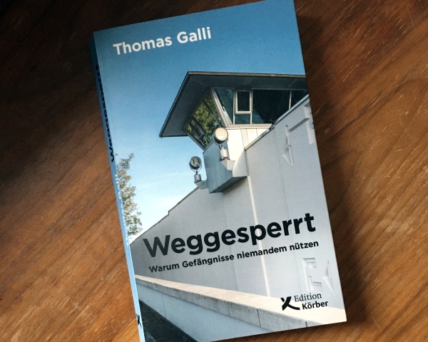 Thomas Galli: Weggesperrt. Warum Gefängnisse niemandem nützen. Das Buchcover zeigt eine Gefängnismauer.