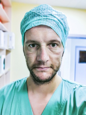 Gesichter der Krise: Das Gesicht eines Krankenhaus-Mitarbeiters ist gezeichnet von schützendem Equipment
