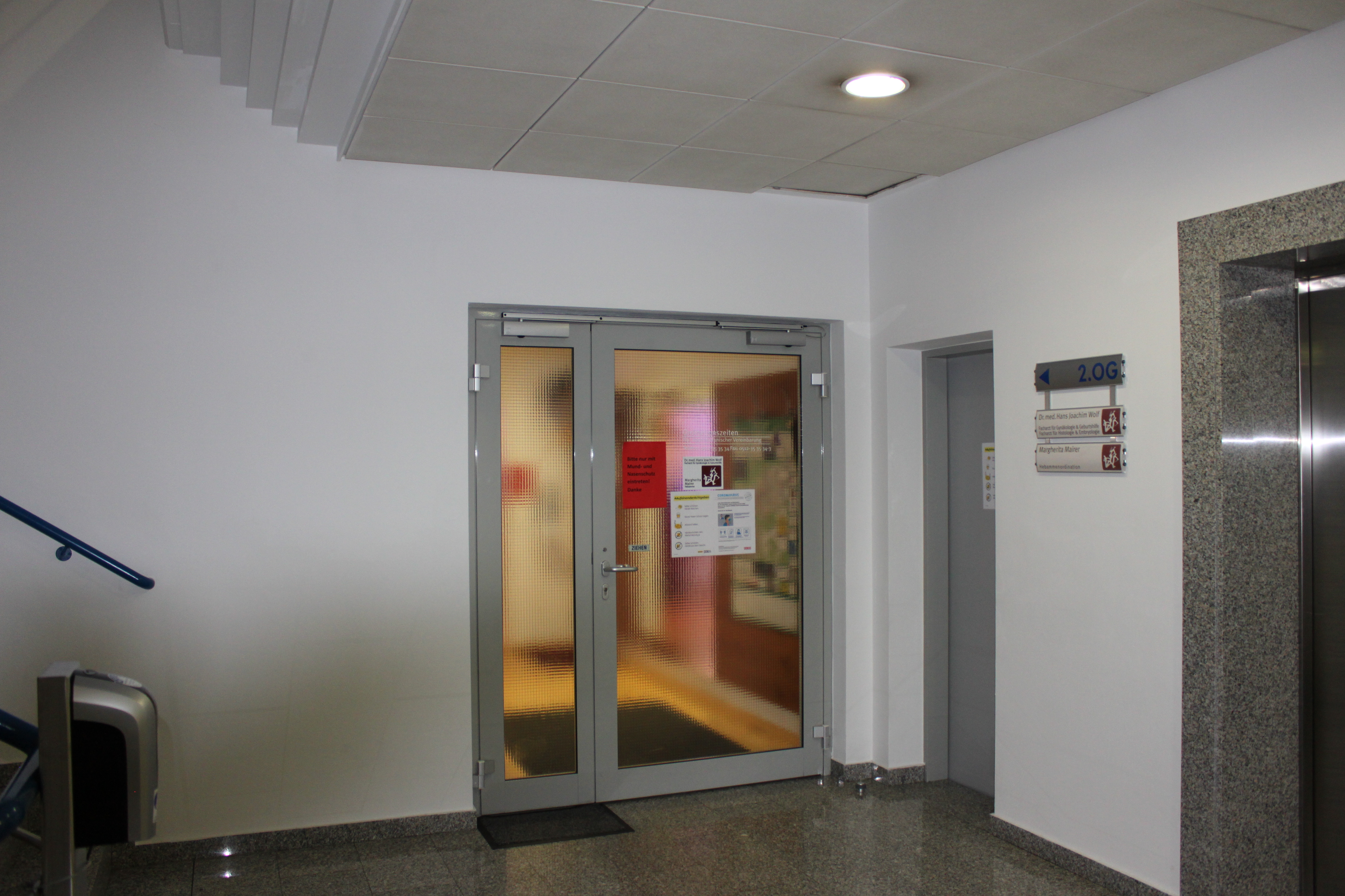Auf dem Foto zu sehen ist die Eingangstür zur Praxis von Dr Hans-Joachim Wolf, der als einziger in Tirol Abtreibung für ungewollt Schwangere anbietet