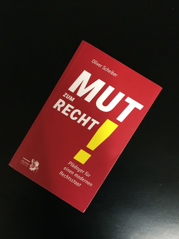 Buchcover: Mut zum Recht! von Oliver Scheiber. Der Titel des Buchs ziert einen roten Buchumschlag.