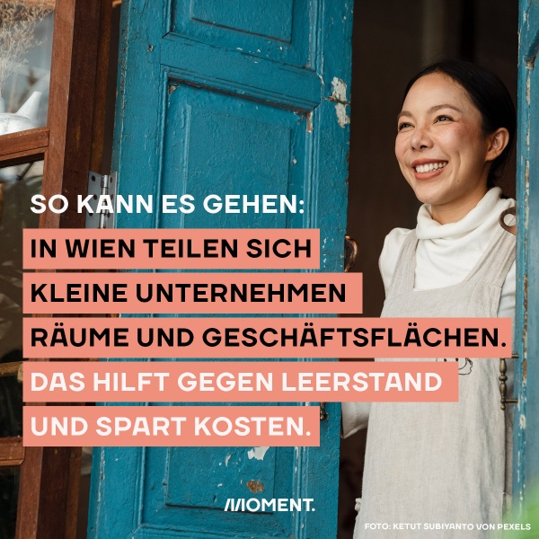 Zu sehen ist eine Frau die einen Fensterladen öffnet und freudig in die Sonne blickt: Text: In Wien teilen sich kleine Unternehmen Räume und Geschäftsflächen. 