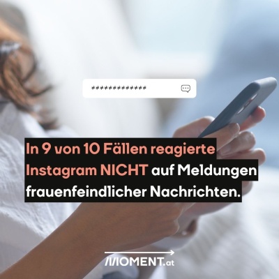 Eine Frau blickt nachdenklich auf ihr Handy. Bildtext: "Die Studien-Autor:innen sprechen von einer "Epidemie von frauen-feindlichem Missbrauch in den DMs"."