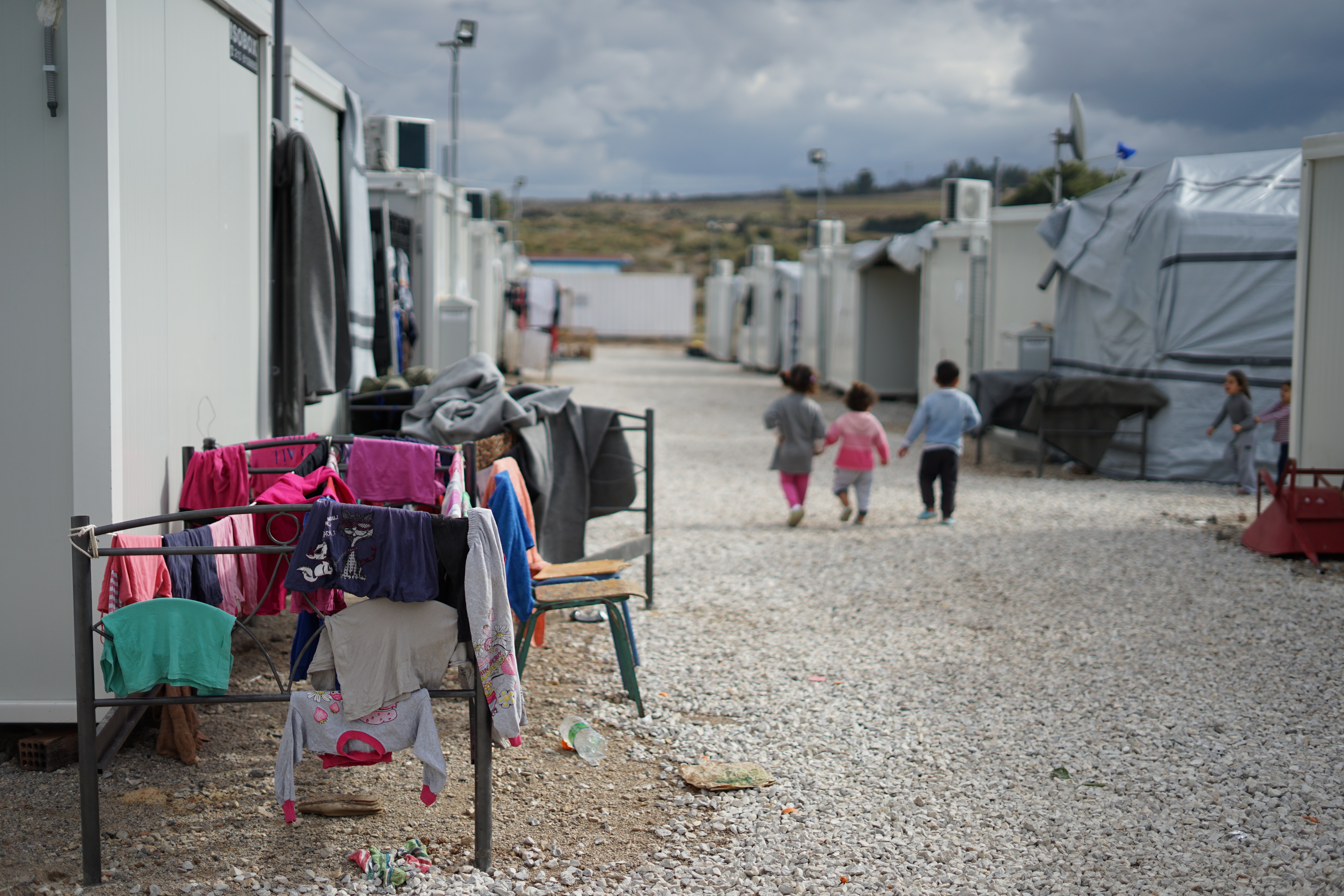 Kinder spielen in einem Flüchtlingscamp