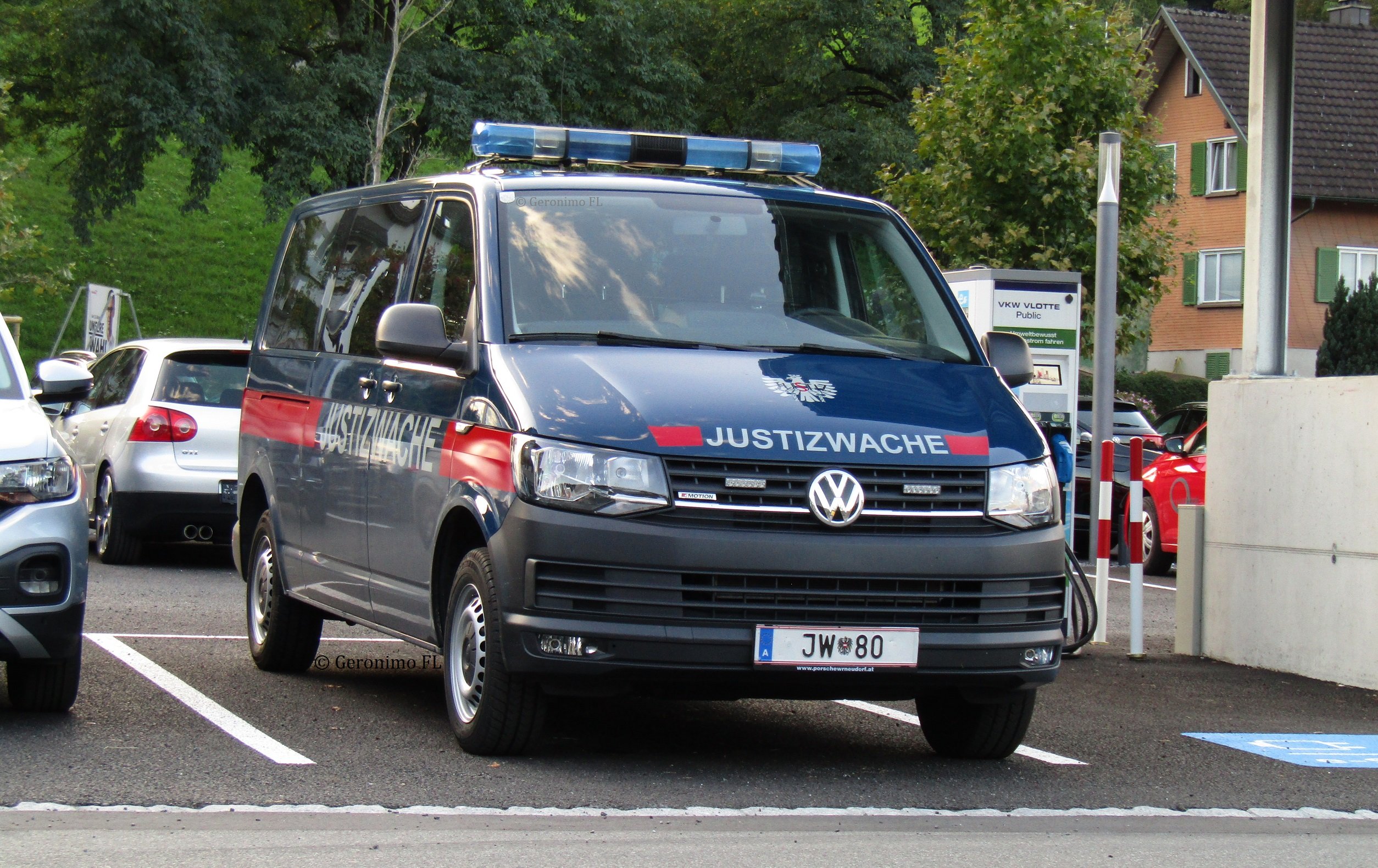 Ein parkendes Polizeiauto.