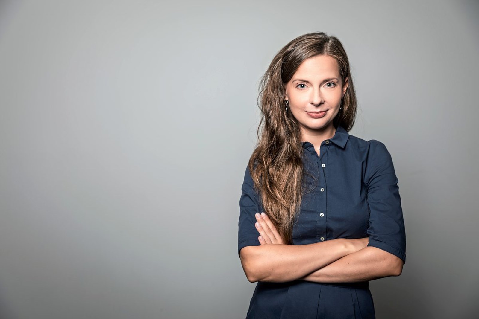 Veronika Bohrn Mena im Porträt mit vor der Brust verschränkten Armen.