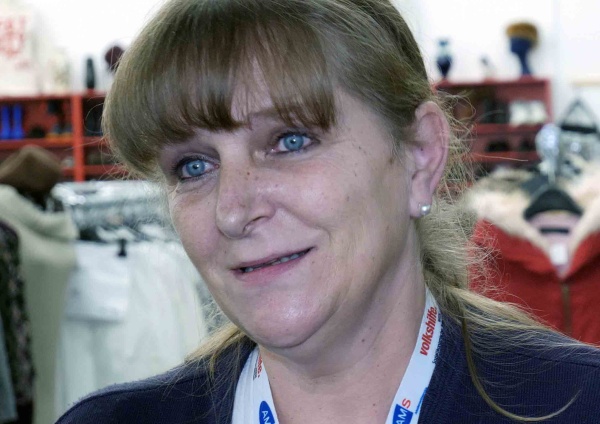 Eine überglückliche Karin, die lange arbeitslos war und nun einen fixen Job bei der Volkshilfe Wien hat