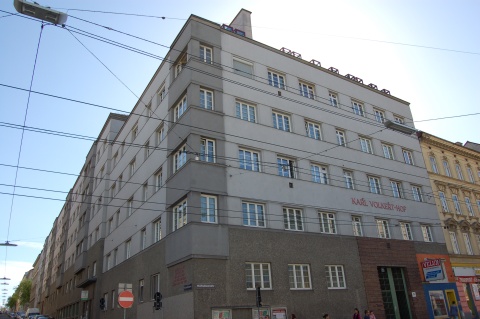 Foto vom Gemeindebau Karl-Volkert-Hof bei der Thaliastraße