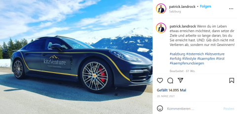 kitzventure-CEO Patrick Landrock postet viele Bildern mit inspirierenden Sprüchen auf Instagram. Auf dem Foto sieht man ein Auto am Rand einer Straße, im Hintergrund schneebedeckte Berge. Auf dem Auto prangt das Schriftzeichen "kitzVenture"