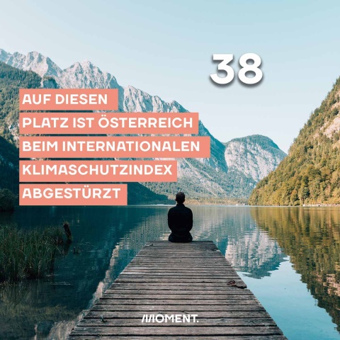 Shareable zeigt eine Person, die auf einem Steg sitzend ein Seen-Berg Panorama betrachtet. Text: 38 - auf diesen Platz ist Österreich beim internationalen Klimaschutzindex abgestürzt.