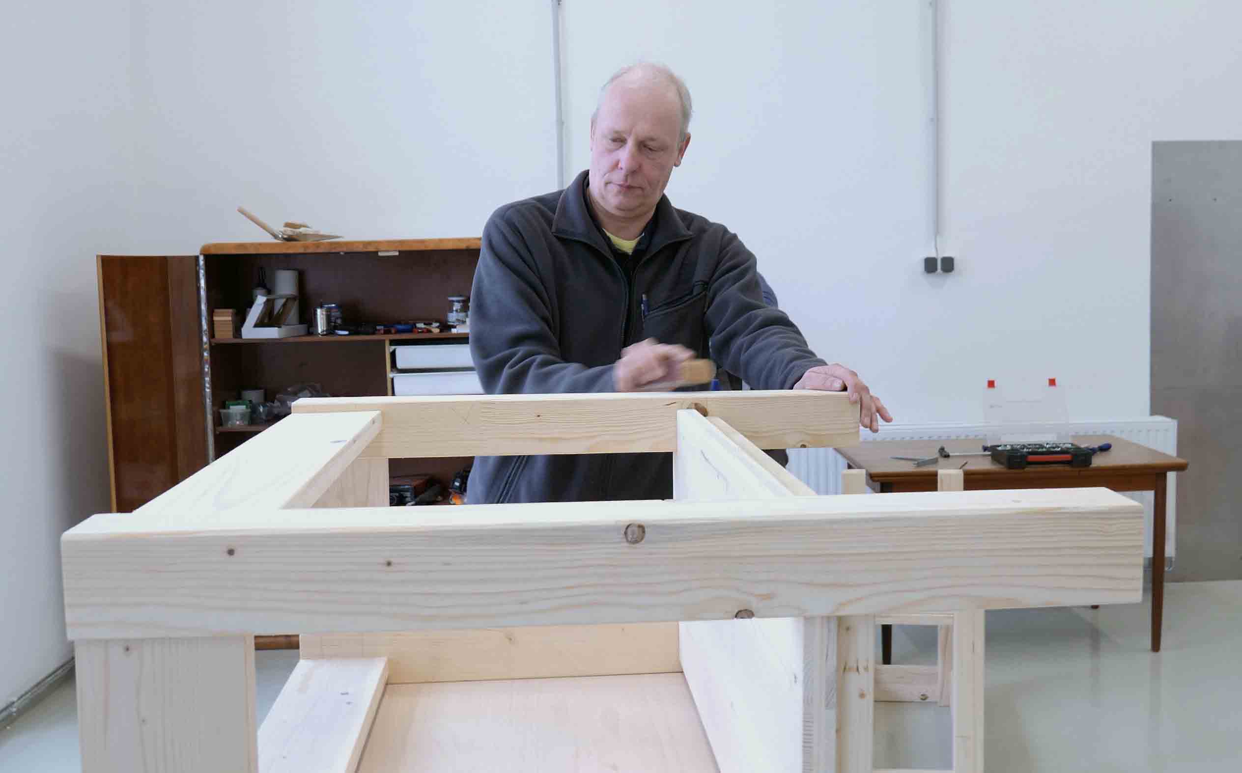 Kurt bei Schleifarbeiten eines Holztisches in der MAGMA-Werkstatt