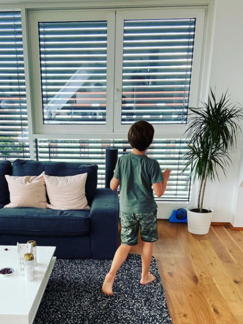 Leo wurde mit frühkindlichem Autismus diagnostiziert. Er seht gerade von der Couch eines Wohnzimmers auf und geht zum Fenster.