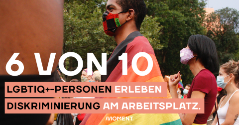 Ein junger Mann mir Regenbogenflagge über den Schultern zwischen Menschen. Im Text: "6 von 10 LGBTIQ+Personen erleben Diskriminierung am Arbeitsplatz."