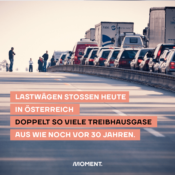 Foto zeigt einen Stau. Einige Leute haben ihre Autos verlassen und stehen auf der Gegenfahrbahn. Lastwägen stoßen heute in Österreich doppelt so viele Treibhausgase aus wie noch vor 30 Jahren.