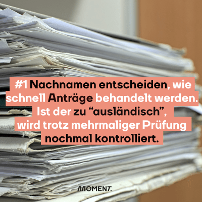 Ein Papierstapel. Im Text: "#1 Nachnamen entscheiden, wie schnell Anträge behandelt werden. Ist der zu 'ausländisch', wird trotz mehrmaliger Prüfung nochmal kontrolliert."