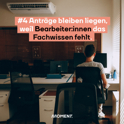 Ein Mann sitzt an seinem Bürotisch. Im Text: "#4 Anträge bleiben liegen, weil Bearbeiter:innen das Fachwissen fehlt."