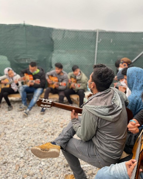 Eine Gruppe von Personen mit Musikinstrumenten in Kara Tepe