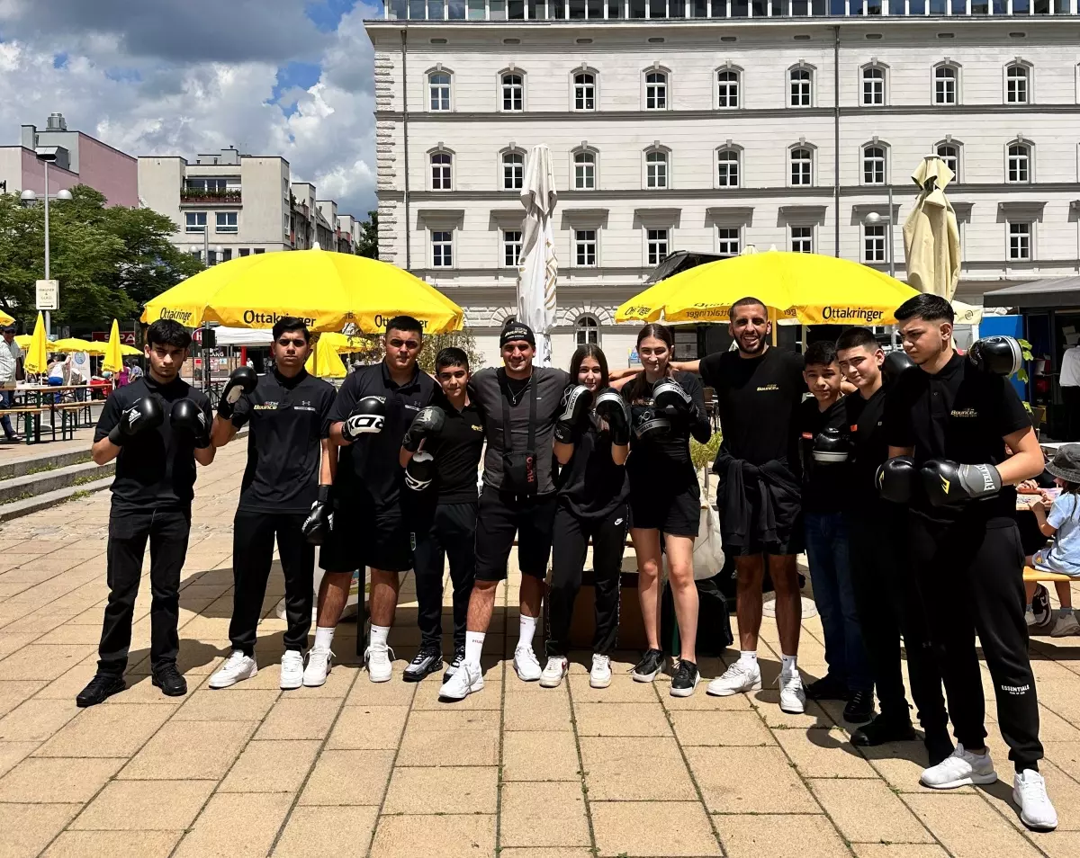 Marcos Nader mit einer Gruppe junger Boxer:innen. 