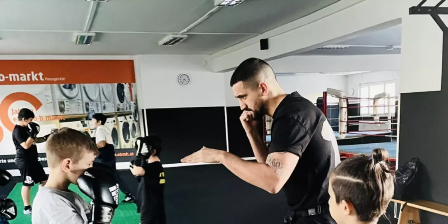 Marcos Nader mit Kindern beim Boxtraining. Er fordert die tägliche Turnstunde in der Volksschule.