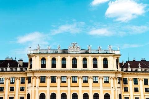 Schloss Schönbrunn ist das meistbesuchte Museum Österreichs. Foto zeigt die Fassade von Schloss Schönbrunn vor blauem Himmel.