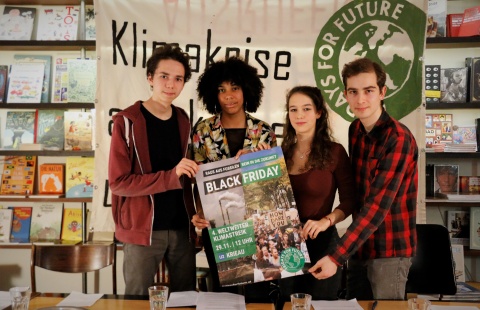 Eine Gruppe von Fridays for Future AktivistInnen protestiert am Black Friday