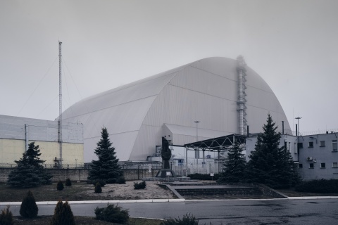 Tschernobyl unter seinem Sarkophag - Foto zeigt das ehemalige Kernkraftwerk in Tschernobyl unter einem massiven Stahlmantel.