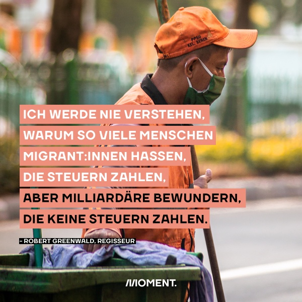 Ein arbeitender Mann von der Müllabführ, er ist eine Person of Colour. Davor: Ich werde nie verstehen, warum so viele Menschen Migrant:innen hassen, die Steuern zahlen, aber Milliardäre bewundern die keine zahlen. Zitat: Filmregisseur Robert Greenwald. 