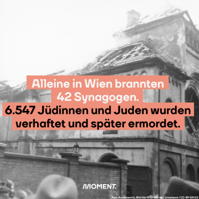 Eine zerstörte Synagoge. Davor: Alleine in Wien brannten 42 Synagogen. 6547 Jüdinnen und Juden wurden verhaftet und später ermordet.