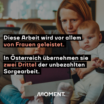 Eine Frau mit zwei Kleinkindern, die in ein Tablet schauen. Davor: Diese Arbeit wird vor allem von Frauen geleistet. In Österreich übernehemn sie zwei Drittel der unbezahlten Sorgearbeit.