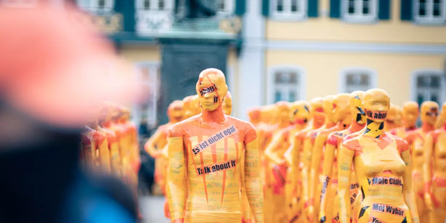 Femizide in Österreich ergeben leider auch 2023 wieder eine lange Liste. Am Bild sieht man eine künstlichere Protestaktion gegen Gewalt an Frauen. Puppen mit Spruchbändern des Widerstands sind an einem öffentlichen Platz aufgestellt. Etwa "Es ist nicht egal" oder "Talk about it".