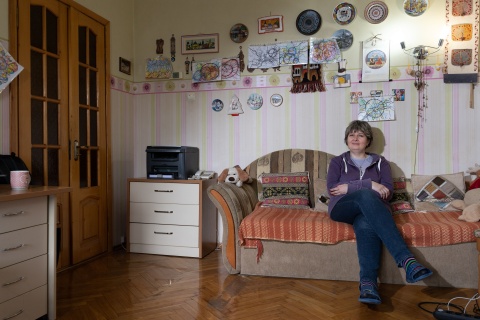 Ukrainische Flüchtlinge in Moldau: Natalia (50) in ihrer "king corner". Die gemalten Bilder an der Wand stammen von Oacsana.