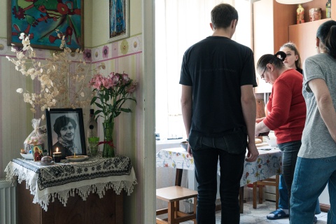 Ukrainische Flüchtlinge in Moldau: Iuri und Alla helfen in der Küche ihren ukrainischen Gästen Oacsana und Galina. Daneben der Gedenktisch an die vor Kurzem verstorbene Großmutter.