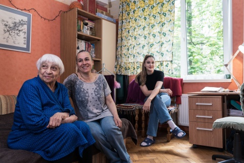 Ukrainische Flüchtlinge in Moldau: Alla (17) in ihrem Zimmer mit ihren Gästen Lina (85) und Galina (60)