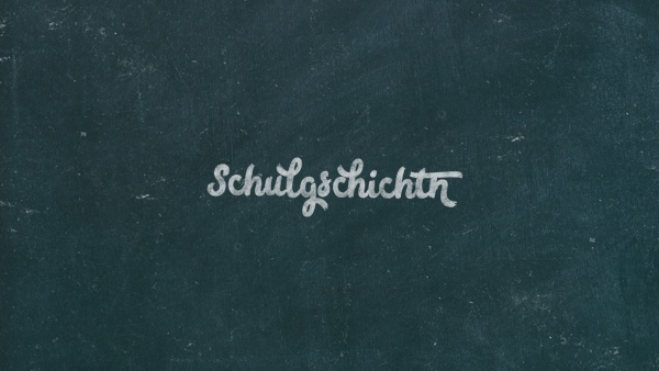 Schwarzer Hintergrund, "Schulgschichtn" Schriftzug in Kreidenästhetik - Der Artikel behandelt die Frage: Wie kann Schule besser werden? 