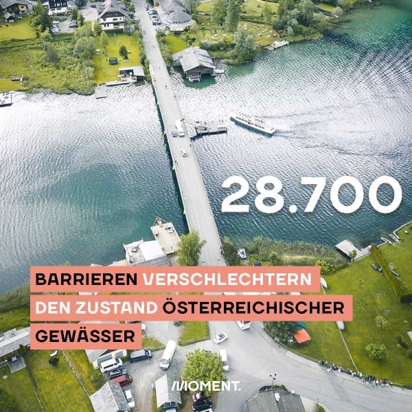 Luftaufnahme der Brücke, die die Kärntner Weißensee Gemeinden verbindet. Text: 28.700 Barrieren verschlechtern den Zustand österreichischer Gewässer