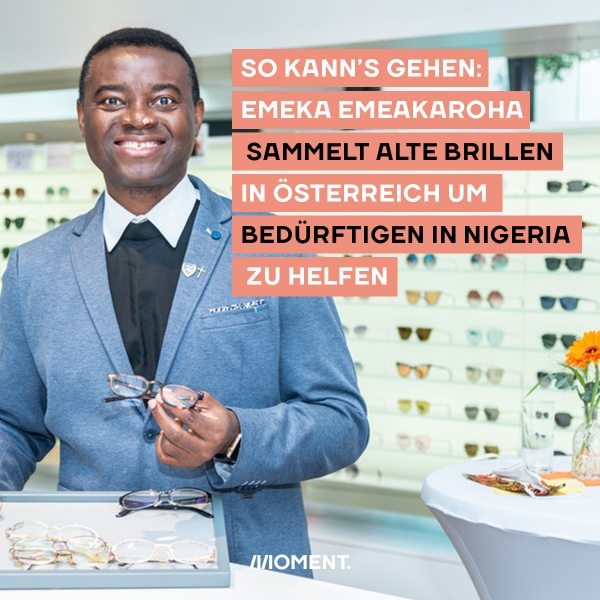 Emeka Emeakaroha hält eine Brille in die Kamera und lächelt. Er sammelt alte Brillen in Österreich um Bedürftigen in Nigeria zu helfen.