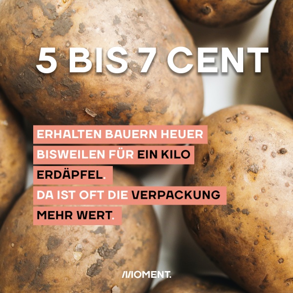Bild zeigt mehrere Kartoffeln, die mit Erde bedeckt sind. Text: 5 bis 7 Cent bekommen Bauern für große Erdäpfel pro Kilo. Da ist oft die Verpackung mehr wert.