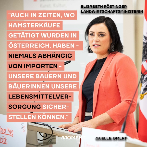 Landwirtschaftsministerin Elisabeth Köstinger spricht an einem Podium. "Auch in Zeiten wo Hamsterkäufe getätigt wurden in Österreich, haben - niemals abhängig von Importen - unsere Bauern und Bäuerinnen unsere Lebensmittelversorgung sicherstellen können."
