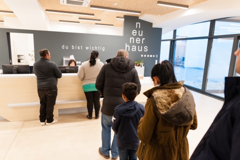 Ein Foto vom Neunerhaus-Gesundheitszentrum vor Corona. In der Lobby stellen sich Menschen ohne Versicherung an um ärztliche Untersuchungen an.