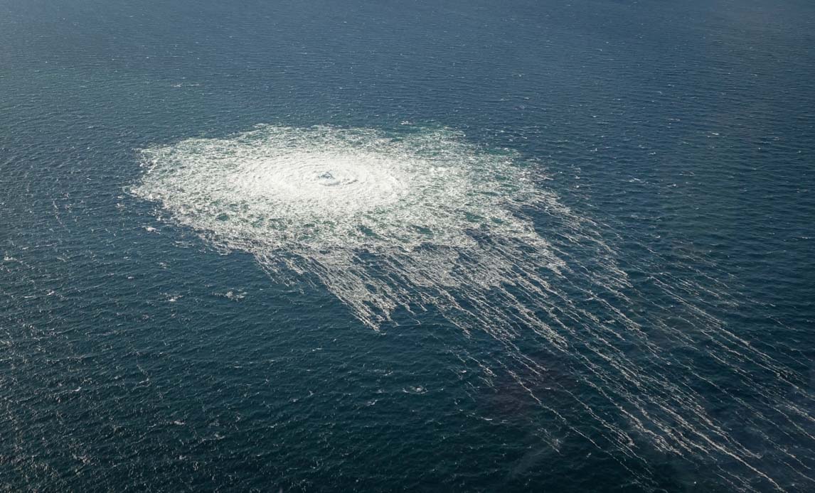 Gasblasen an der Meeresoberfläche über einem der Lecks der Nord Stream-Pipelines