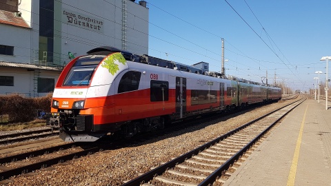 Ein Regionalzug steht am Bahnhof Dürnkrut. Im Hintergrund ist ein Silo der landwirtschaftlichen Genossenschaft des Ortes zu sehen.