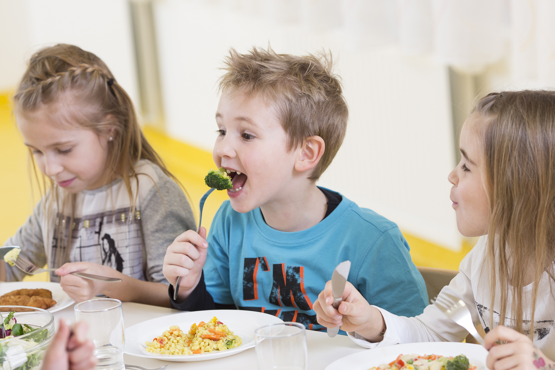 Die meisten Kinder bekommen aufgewärmtes Essen von großen Catering-Firmen aufgetischt