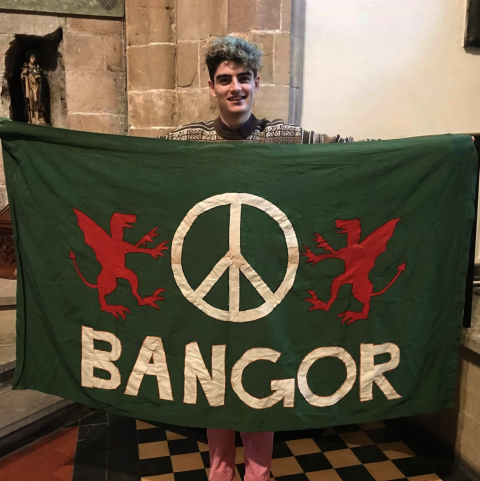 Owen J Hurcum blüht in der Walisischen Kleinstadt Bangor auf