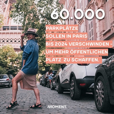 Eine Frau posiert glücklich auf einer Straße in Paris. Text: 60.000 Parkplätze sollen in Paris bis 2024 verschwinden um mehr öffentlichen Platz zu schaffen.