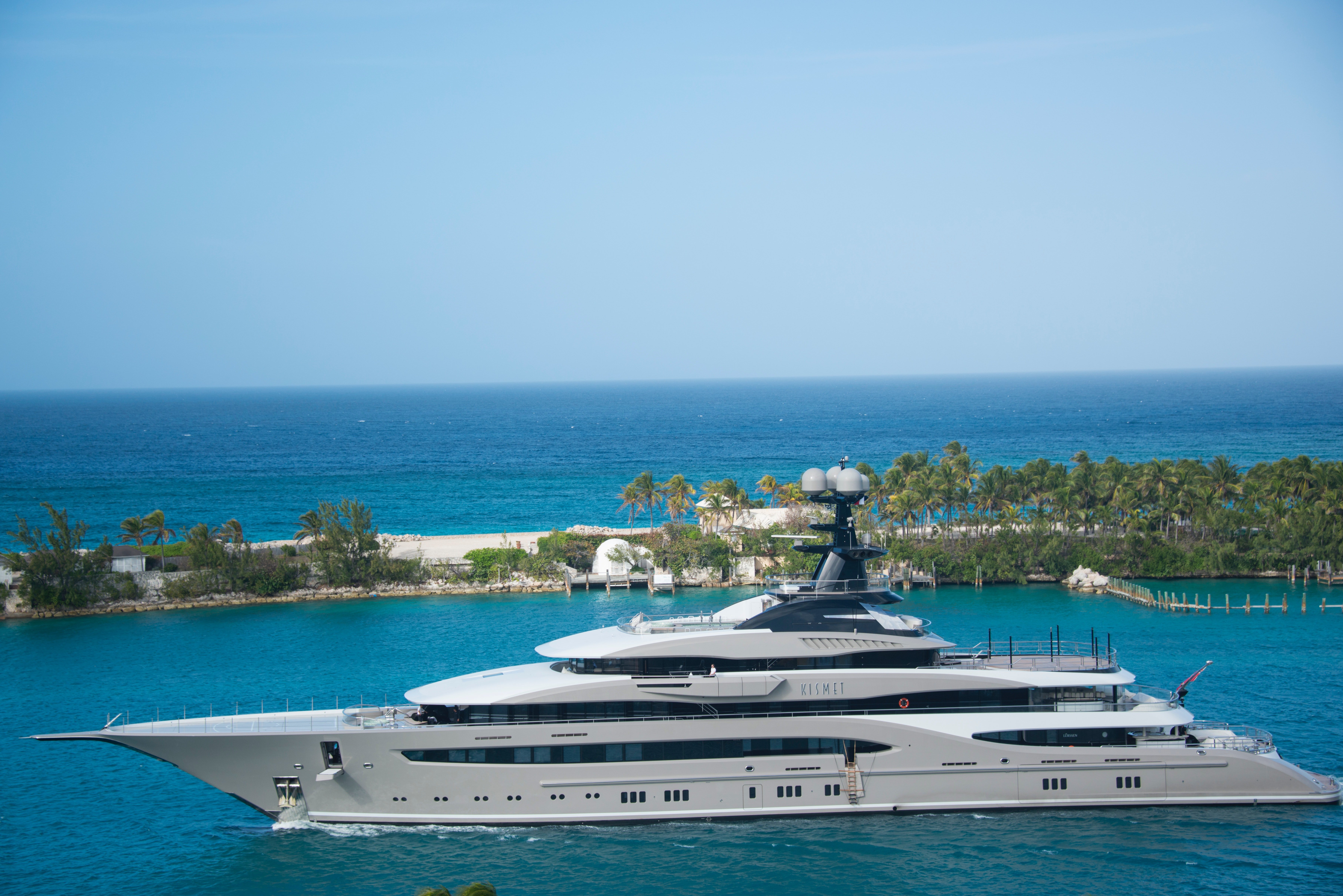 Tax me now: Ein Bild einer Superyacht im Hafen.