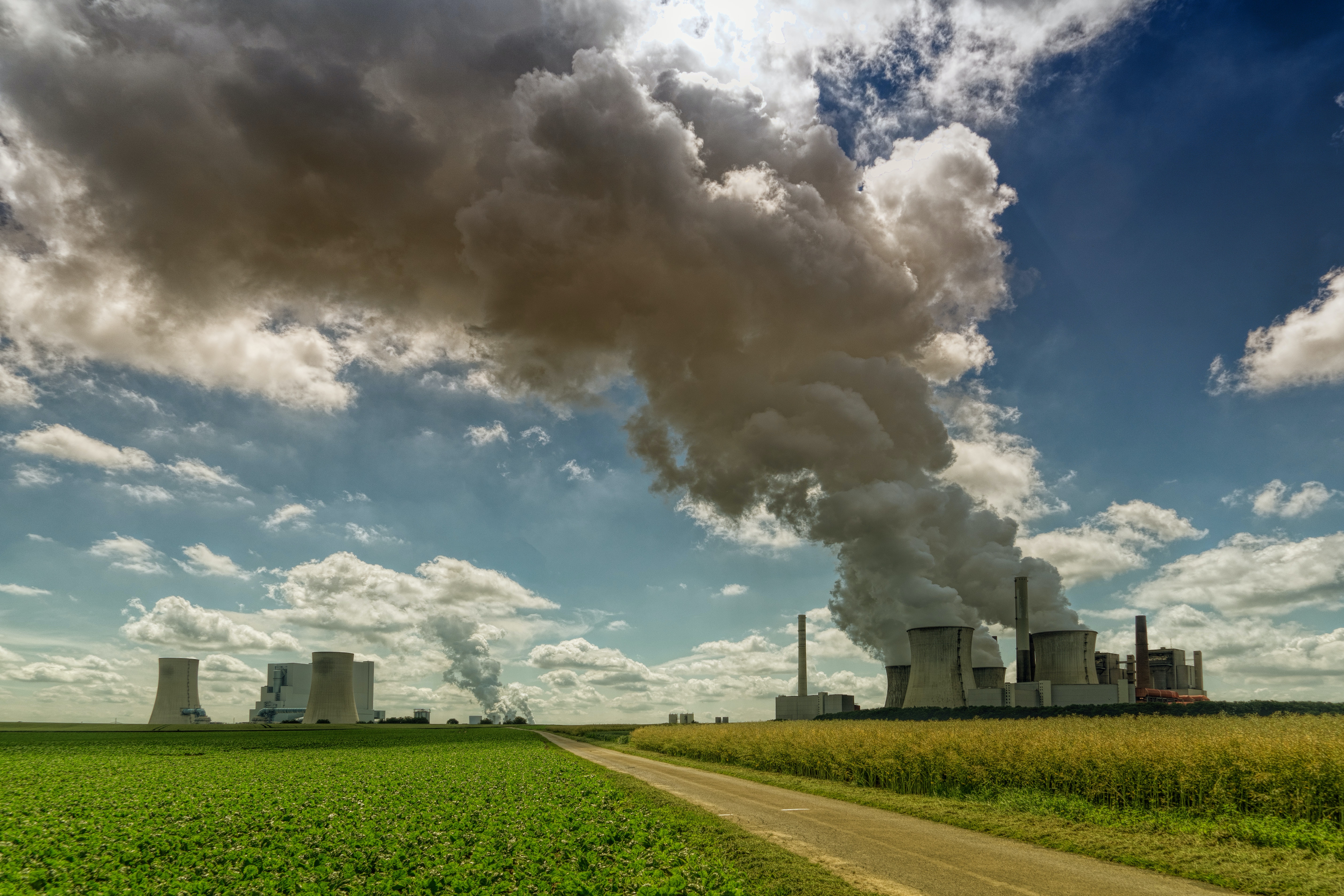 Ein Atomkraftwerk auf einem grünen Feld.