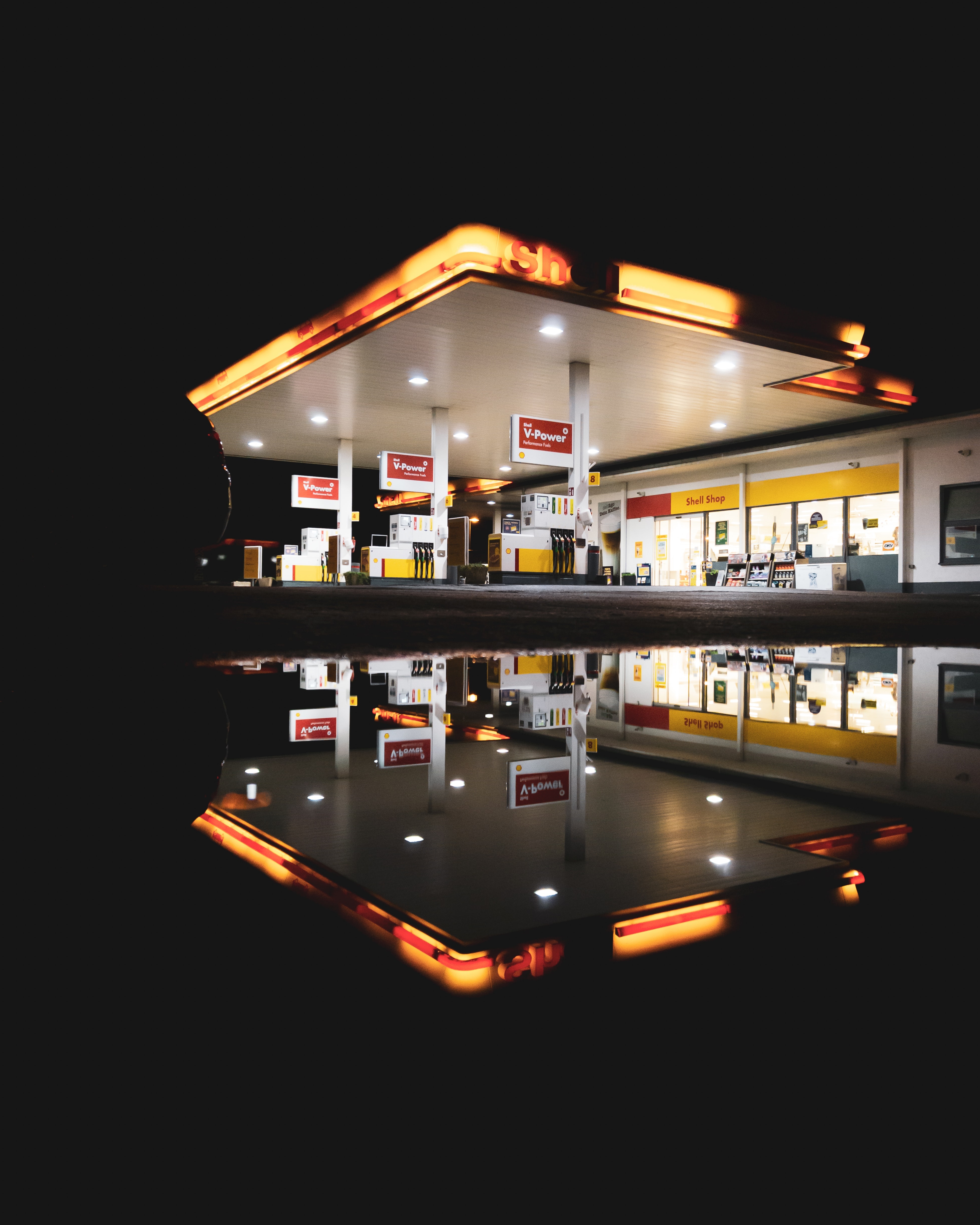 Eine Shell-Tankstelle bei Nacht. Streichen Mineralölkonzerne wie Shell gerade hohe Gewinne ein?