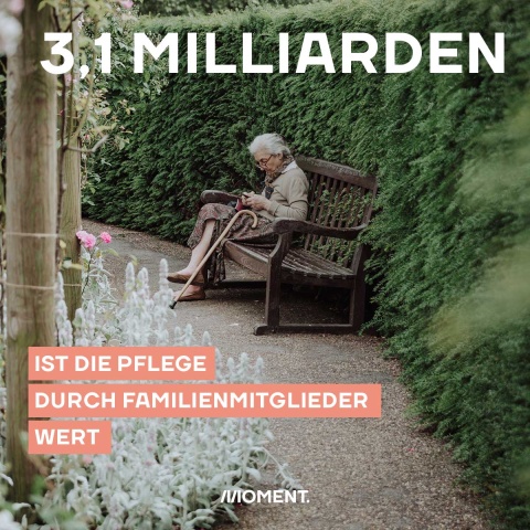 Shareable zeigt eine ältere Frau die auf einer Parkbank sitzend in ihr Handy tippt. Text: 3,1 Milliarden ist die Pflege durch Familienmitglieder wert.