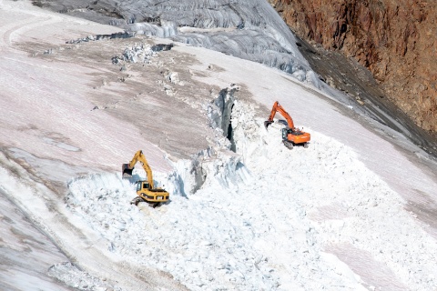 Bauarbeiten am Gletscher für ein neues Skigebiet in Pitztal